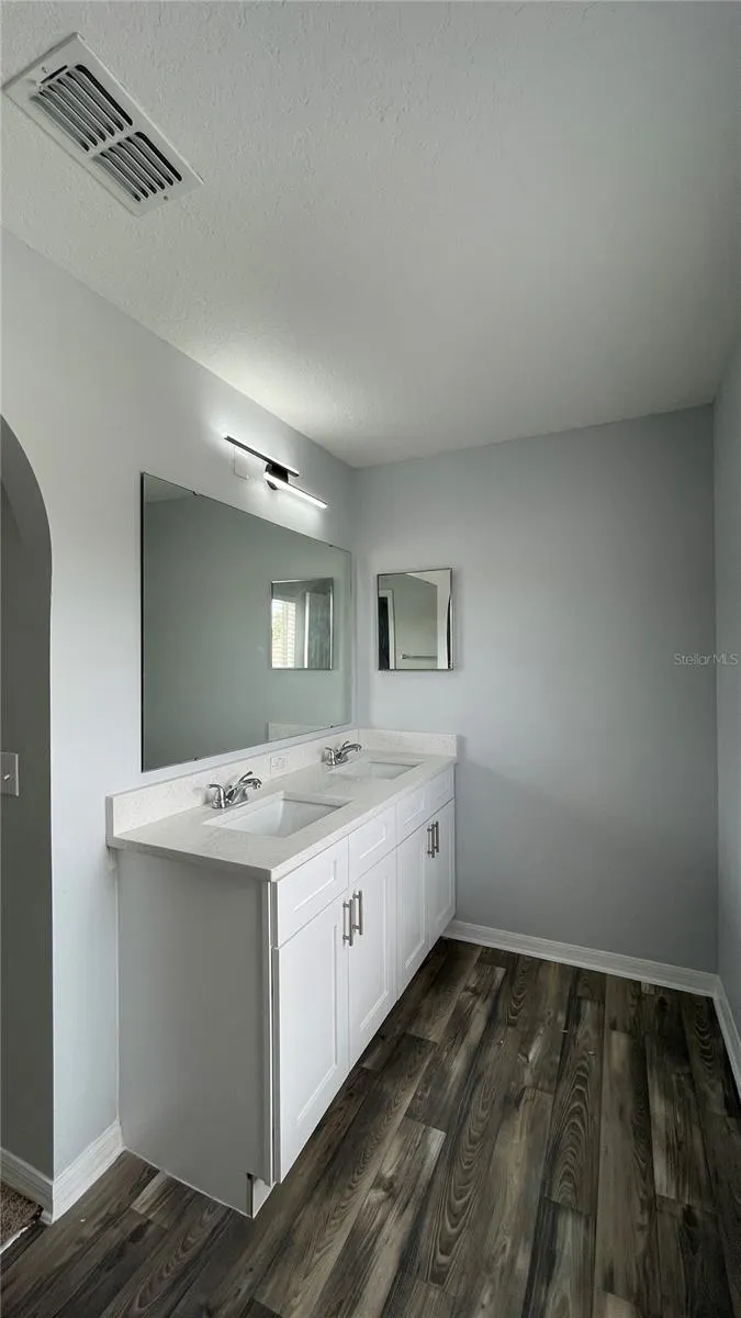205 JOCELYN DR
