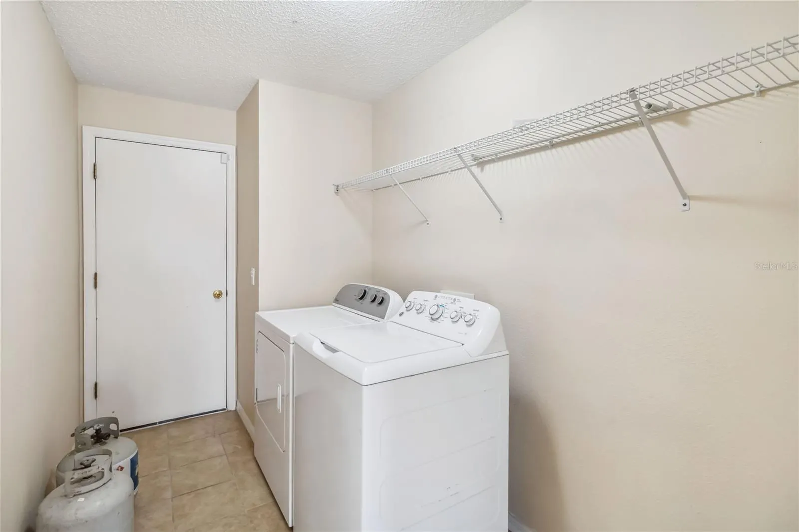 410 CANNA DR