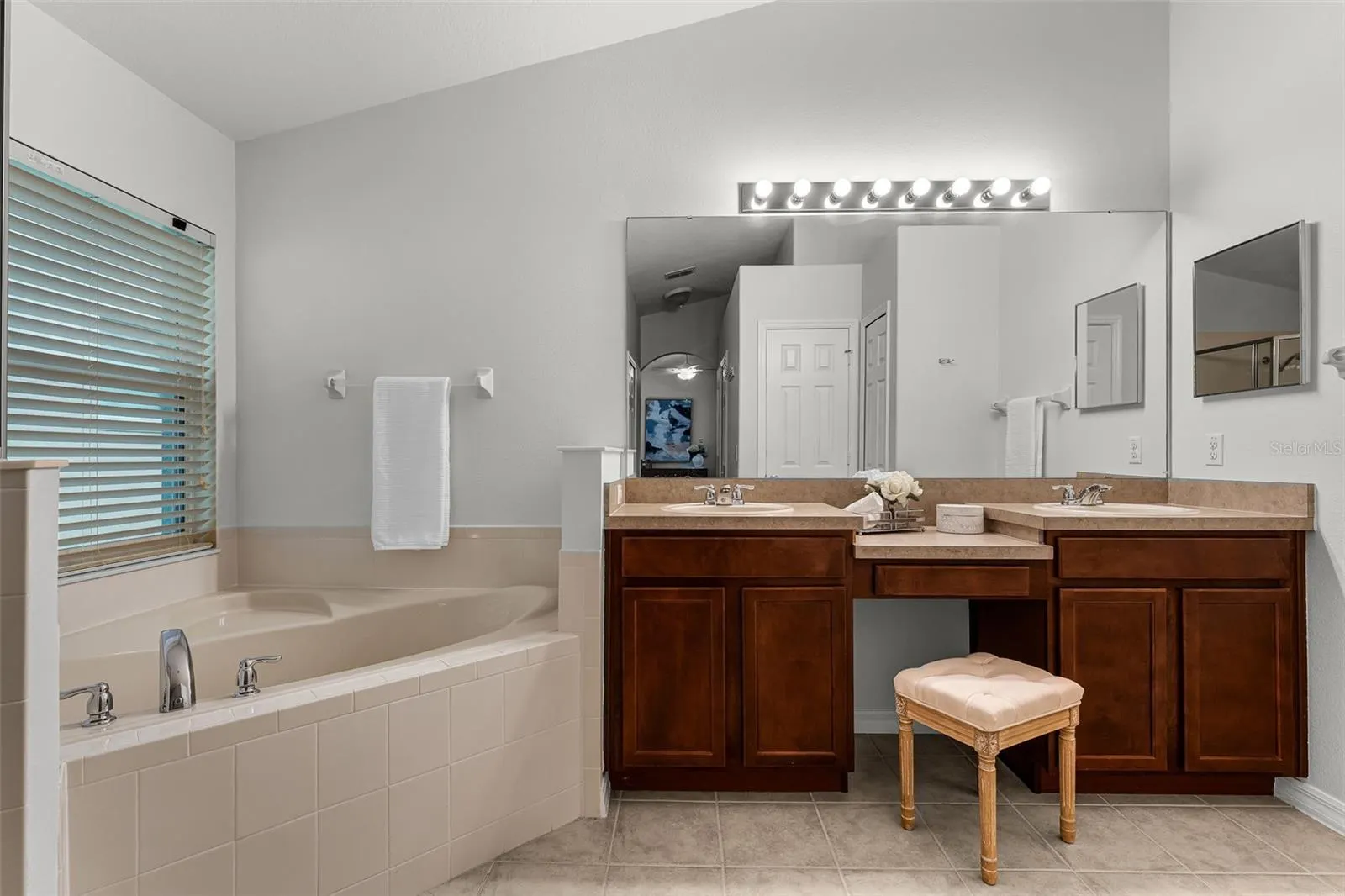 9141 OAK COMMONS WAY
