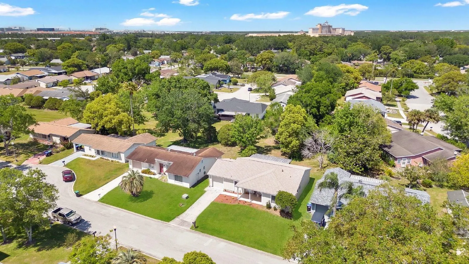 4813 LORETTA LN
