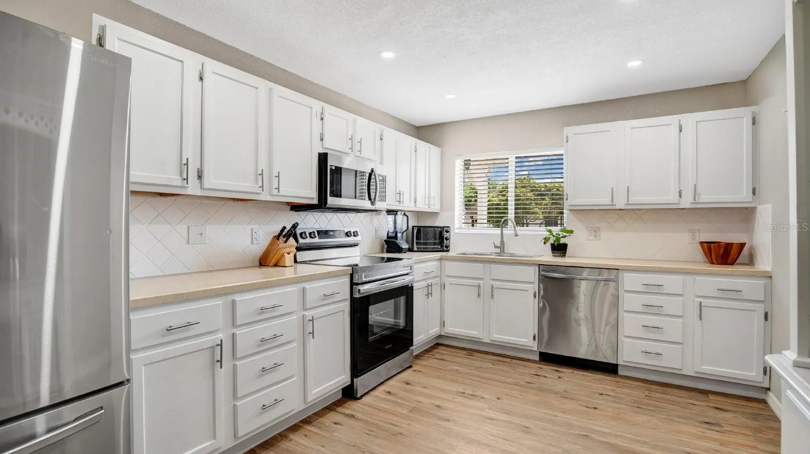 4813 LORETTA LN