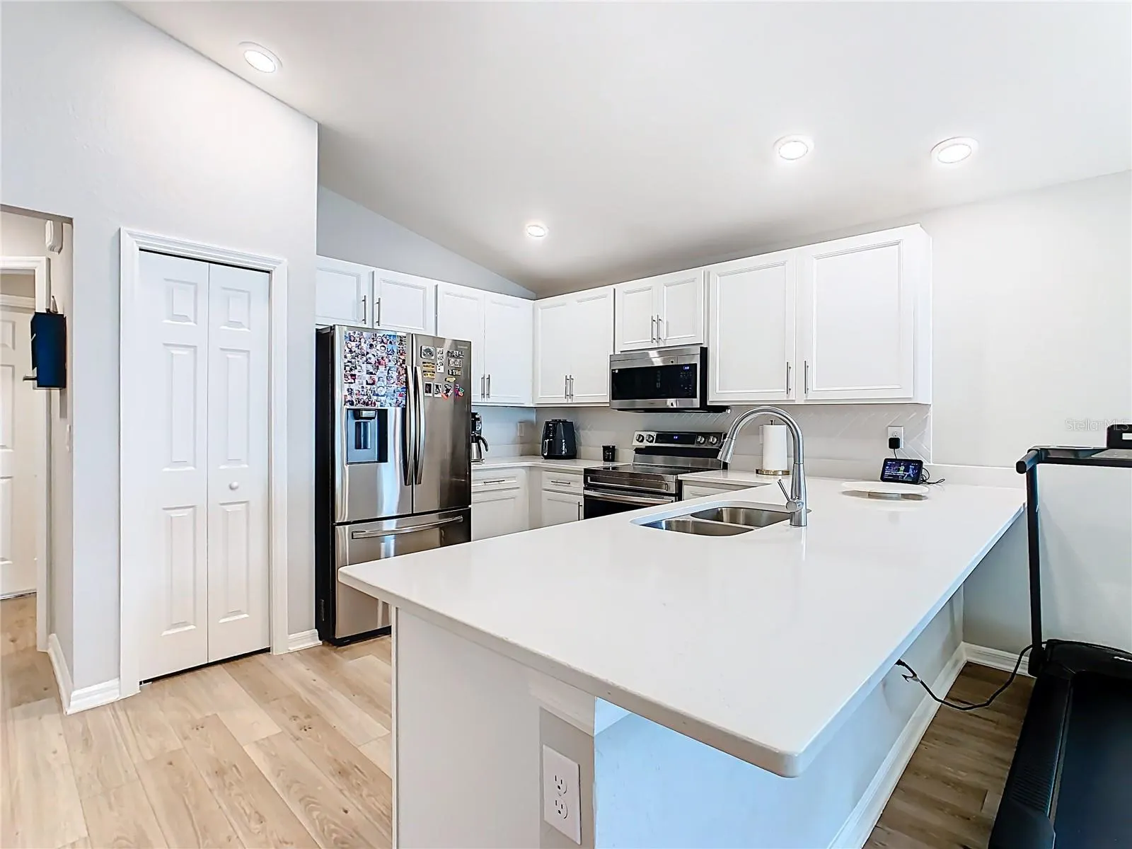 1060 CASCADE DR
