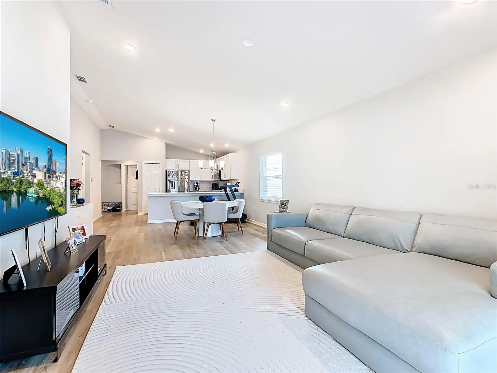 1060 CASCADE DR