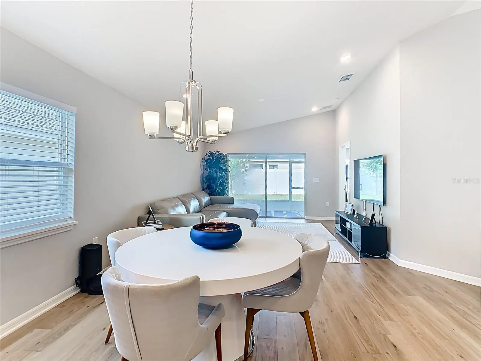1060 CASCADE DR