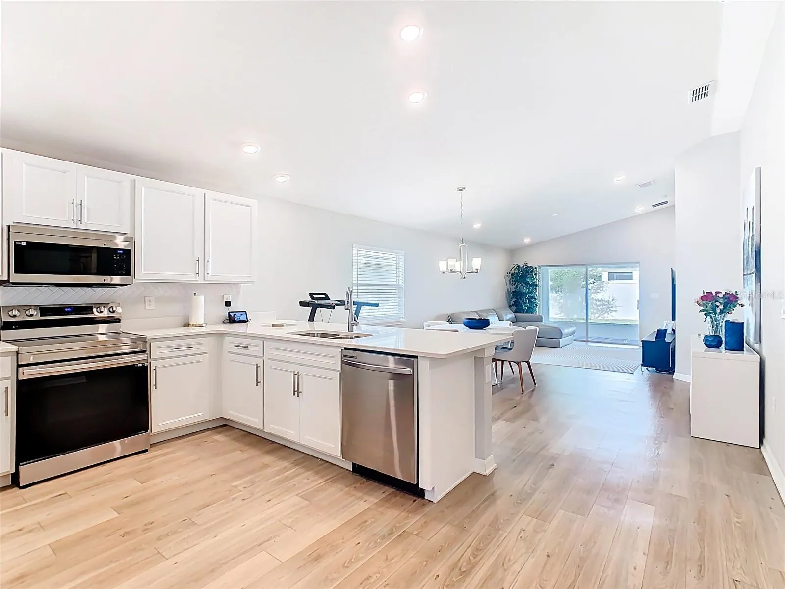 1060 CASCADE DR