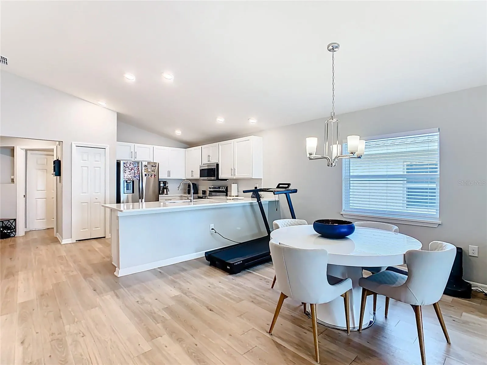 1060 CASCADE DR