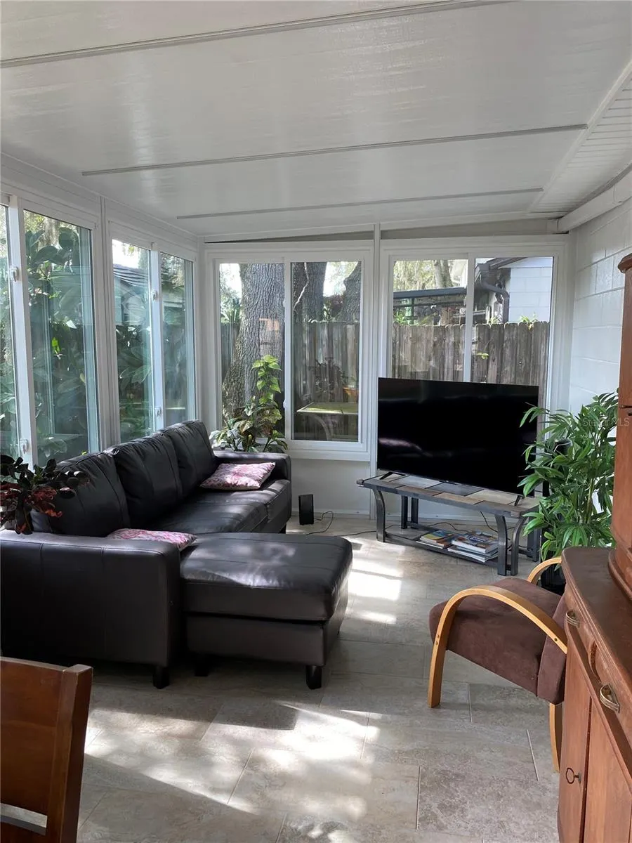751 OAK MANOR CIR