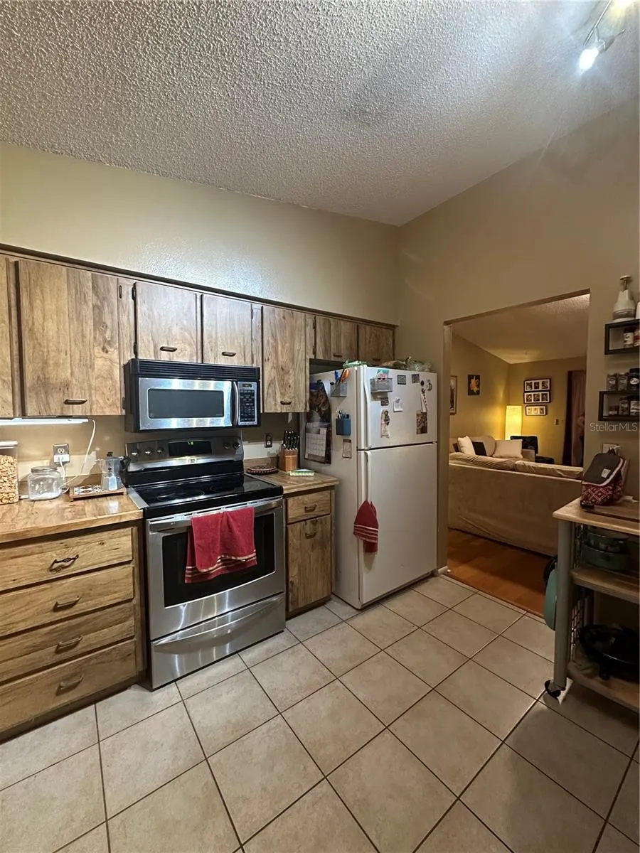 751 OAK MANOR CIR