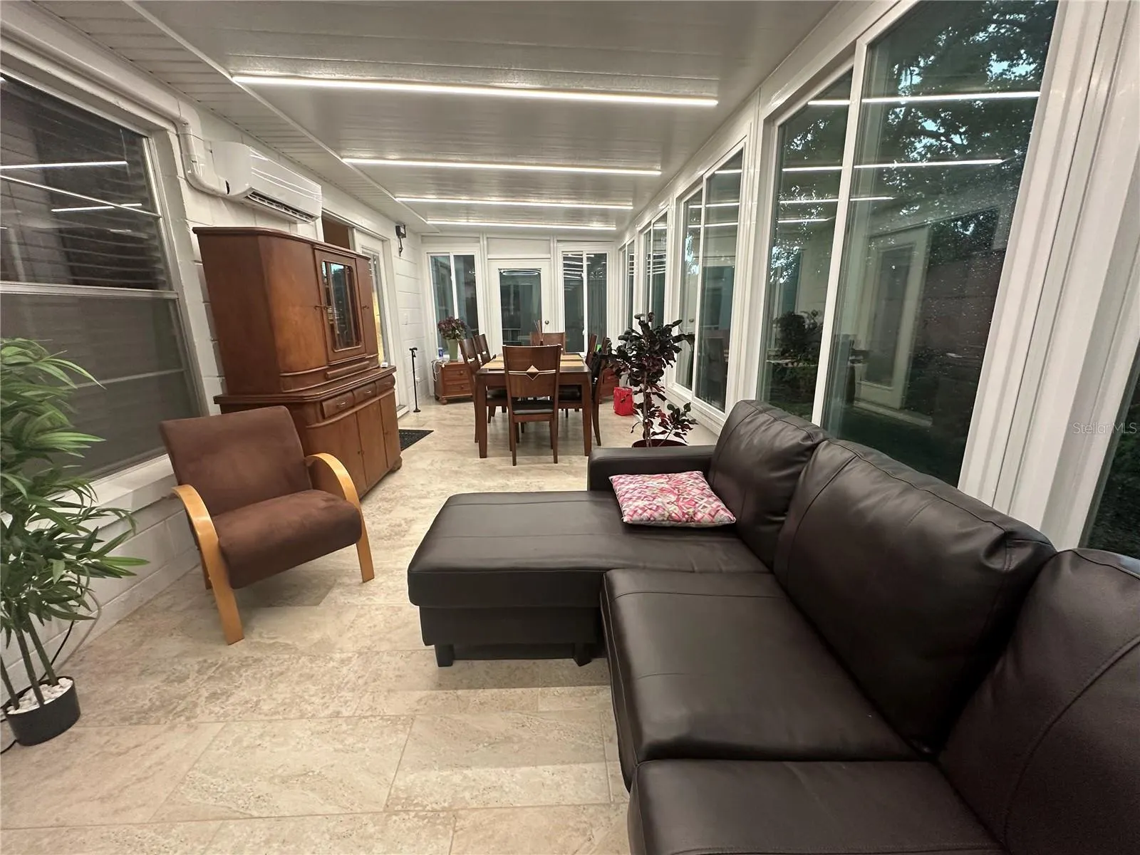 751 OAK MANOR CIR