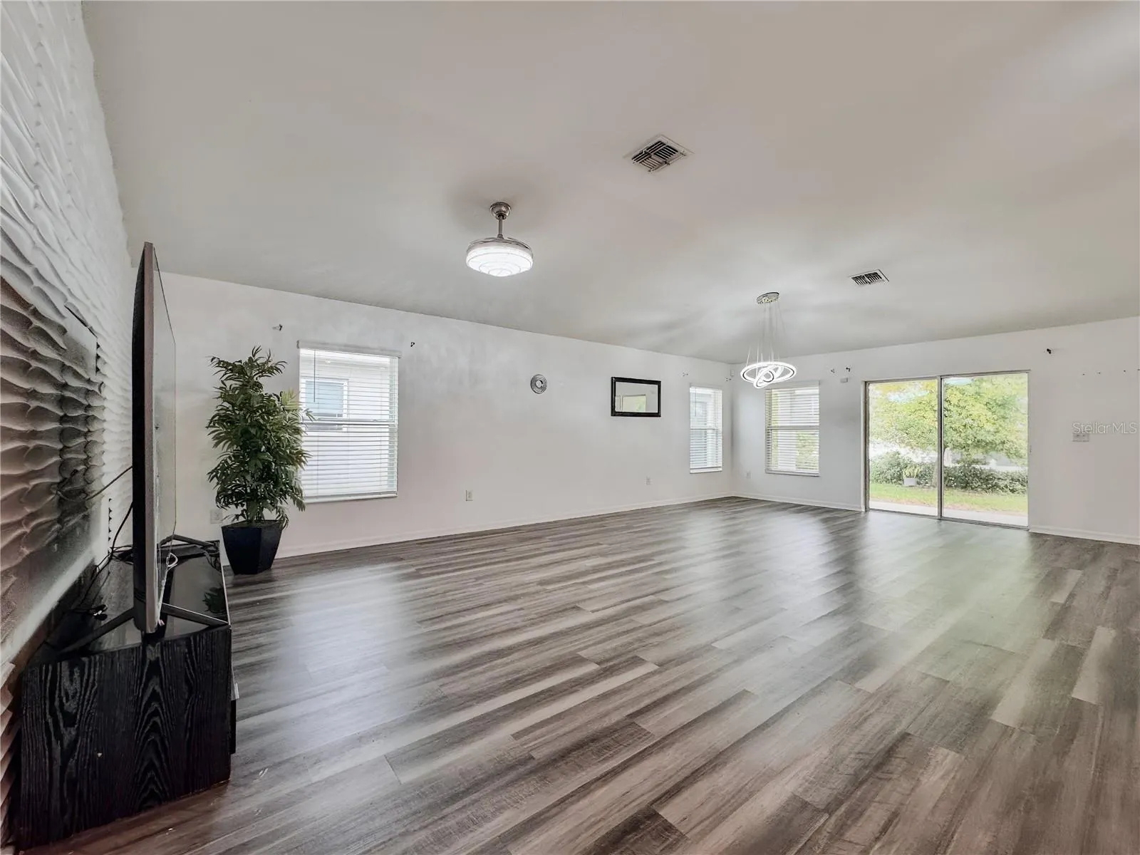 1141 AUGUSTUS DR