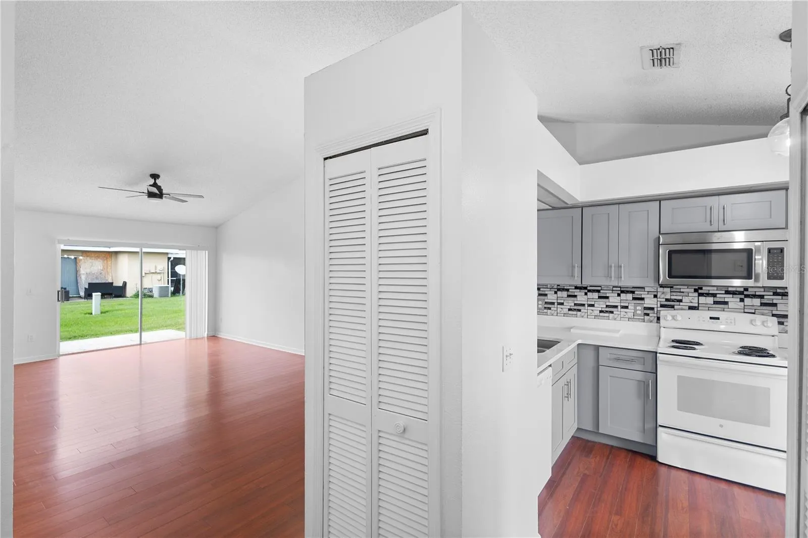 3125 SANDY SHORE LN