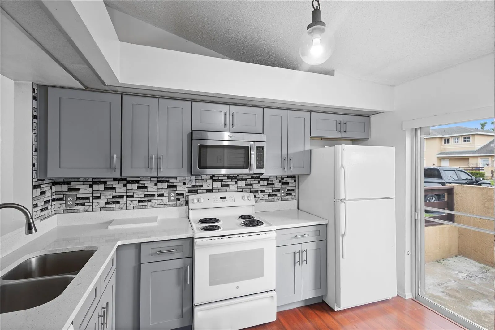 3125 SANDY SHORE LN