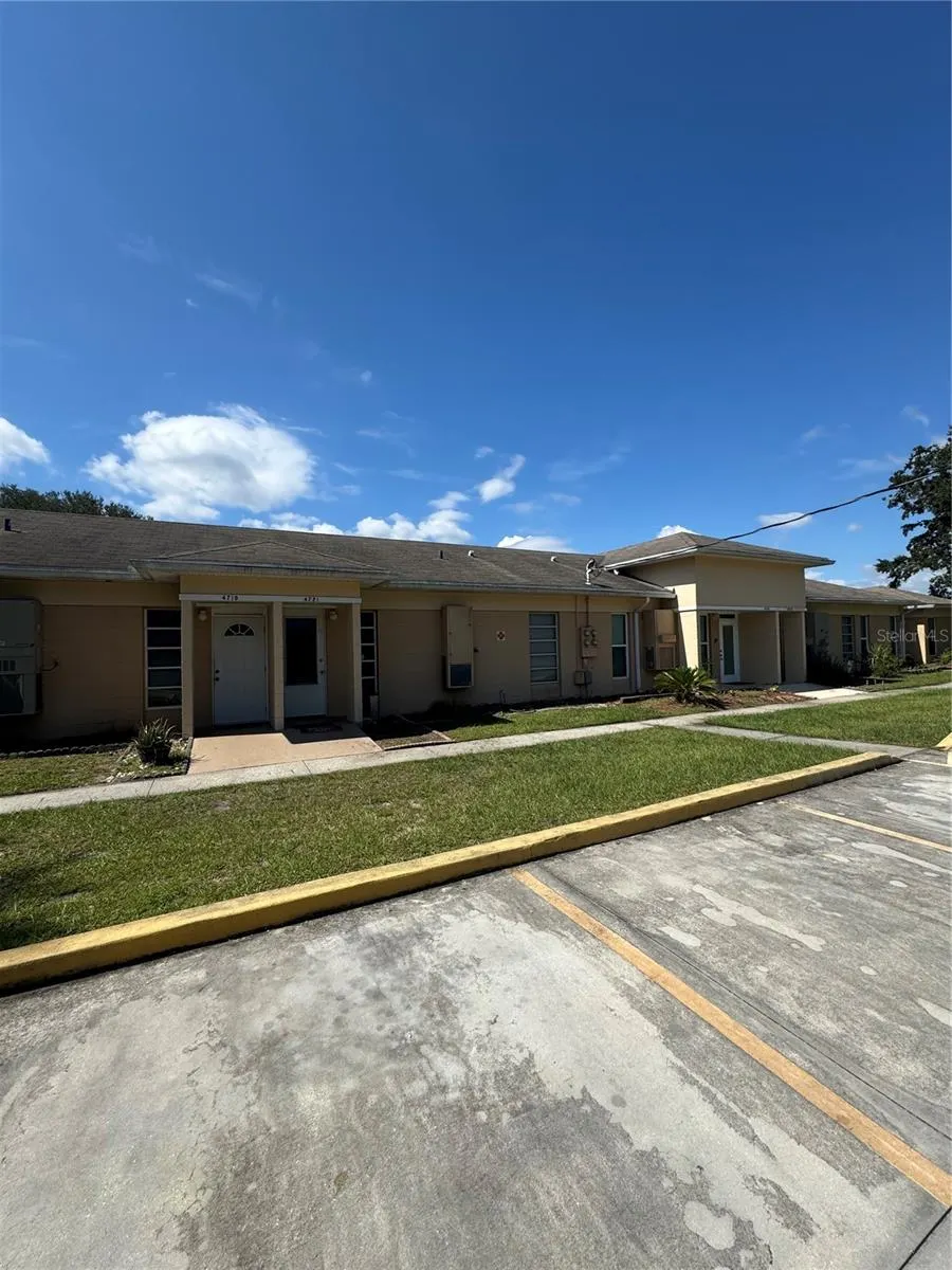 4719 CLUB CIR