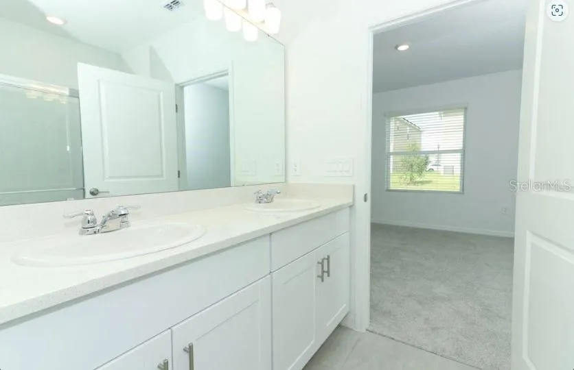 484 WAYLAND DR