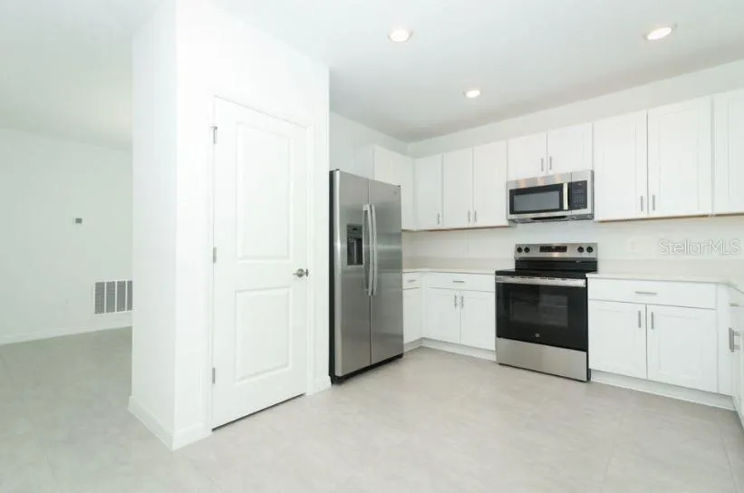484 WAYLAND DR