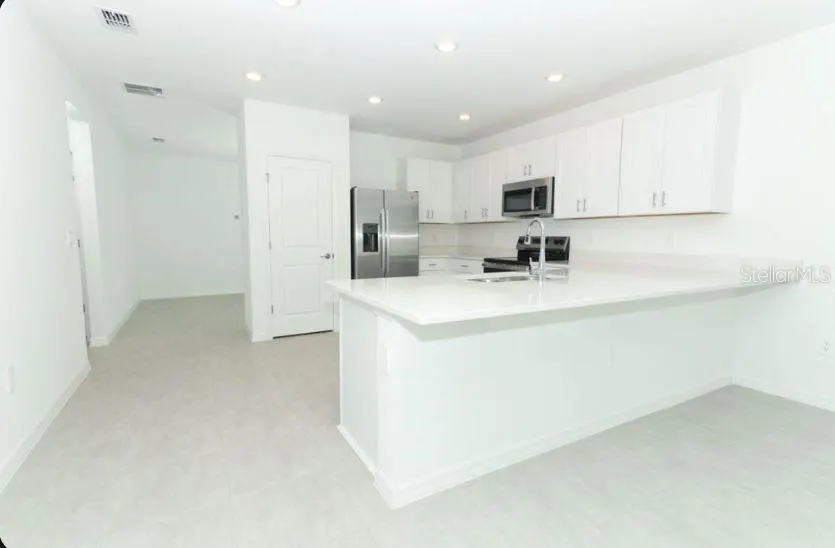 484 WAYLAND DR