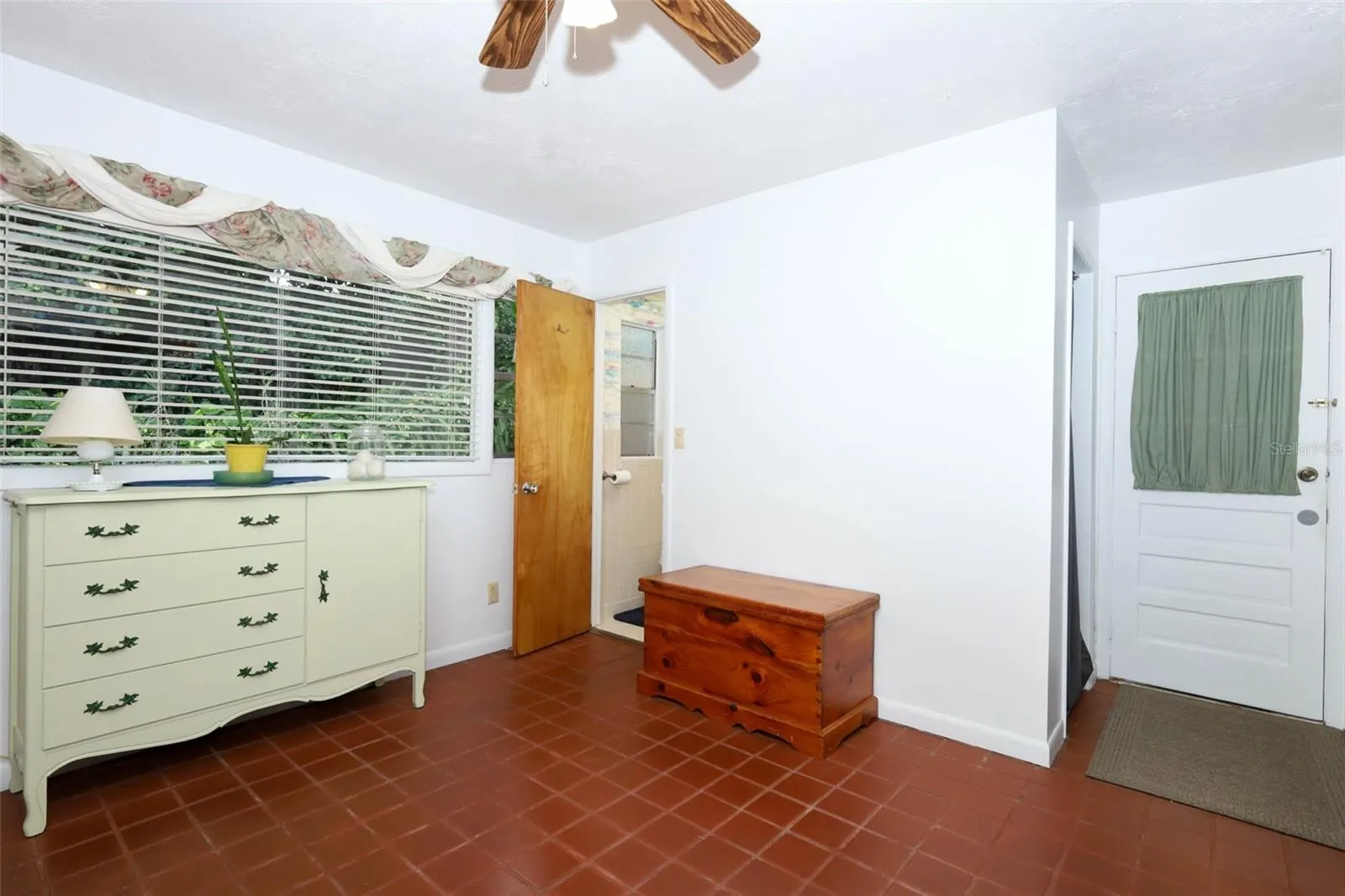 3708 MIRROR LAKE DR