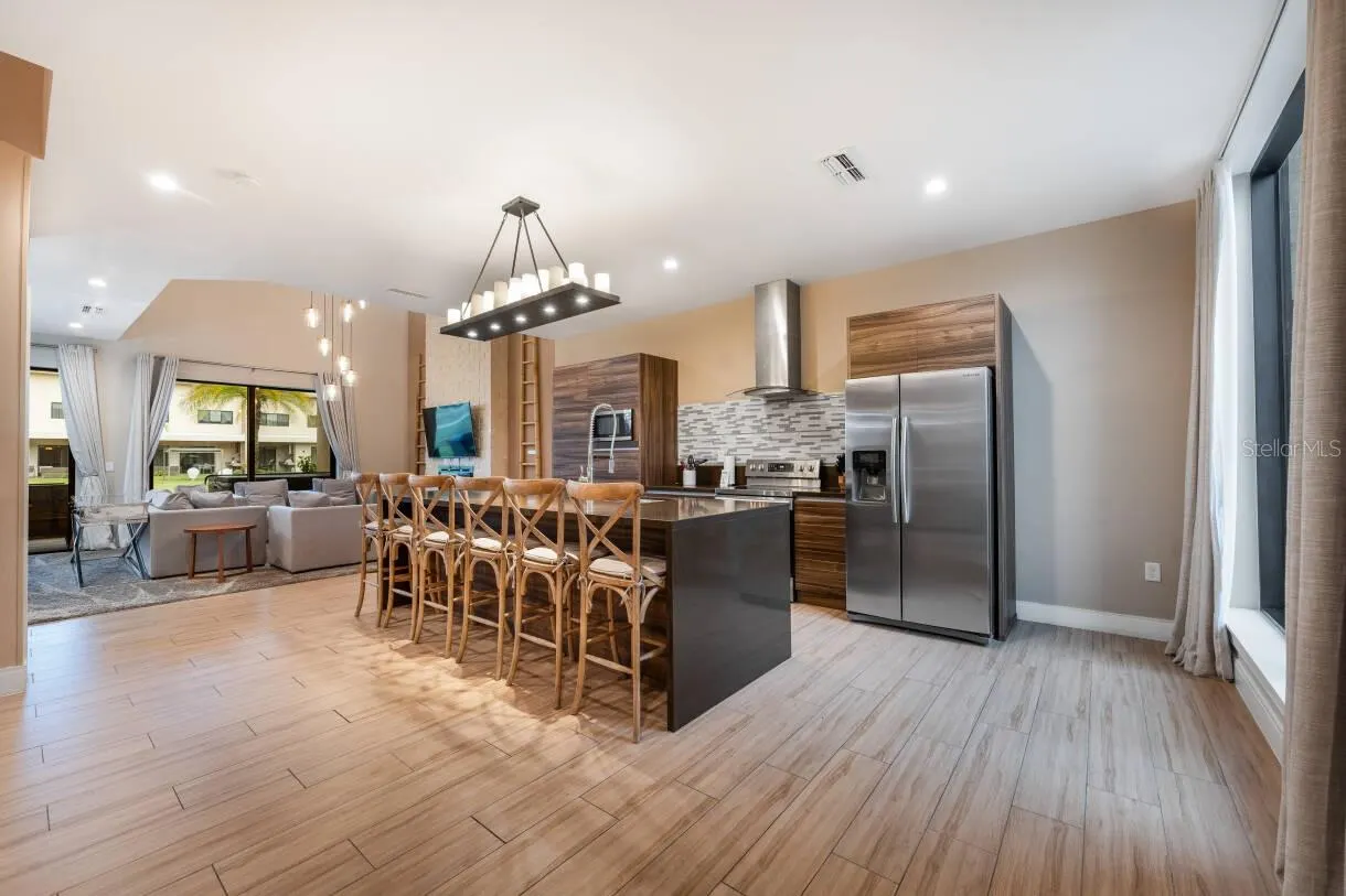 7458 BLEECKER LN