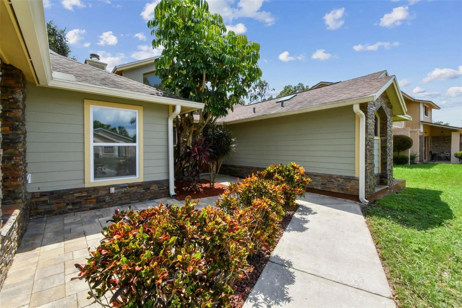 811 BLUEGRASS LN