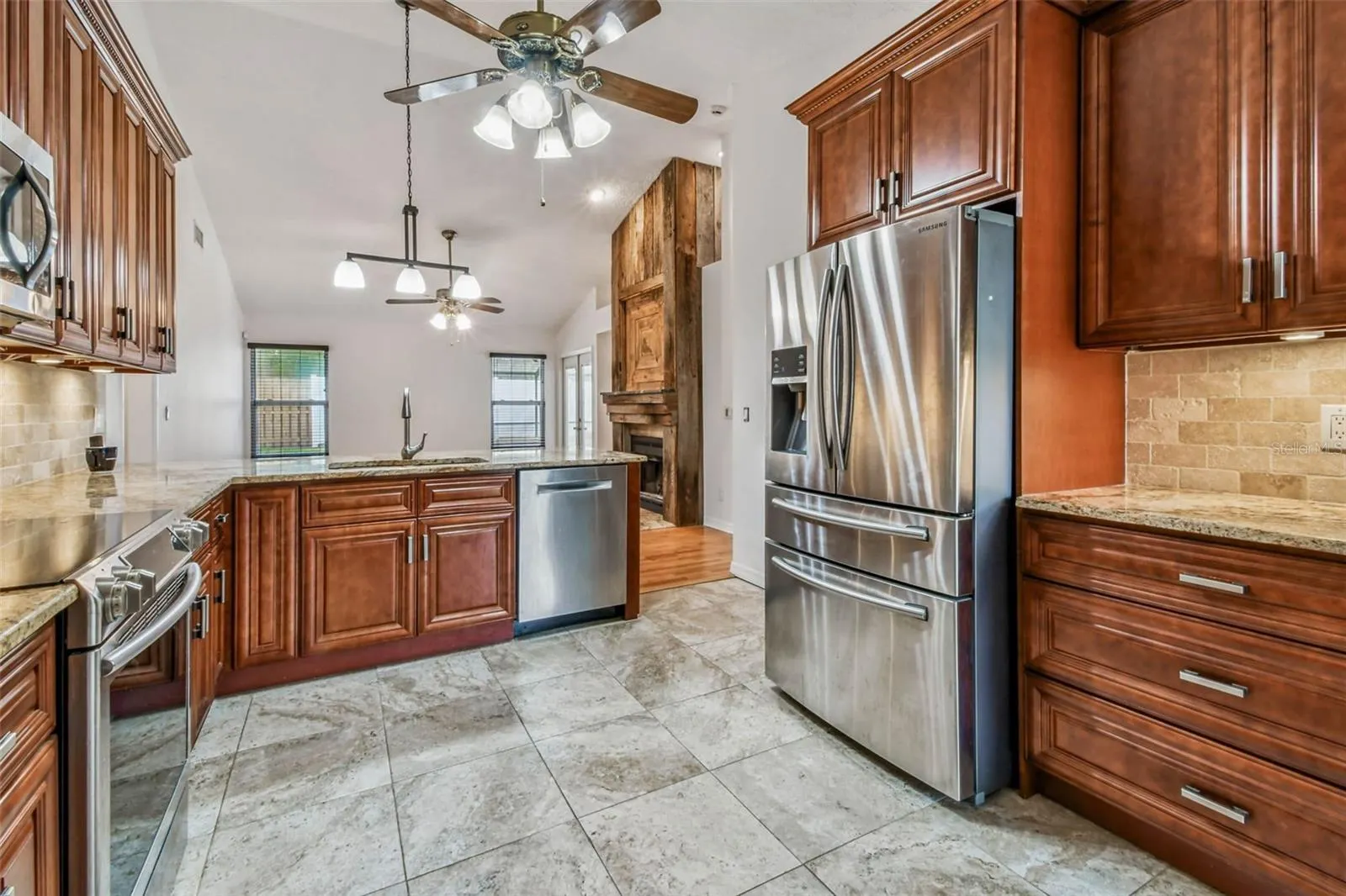 811 BLUEGRASS LN
