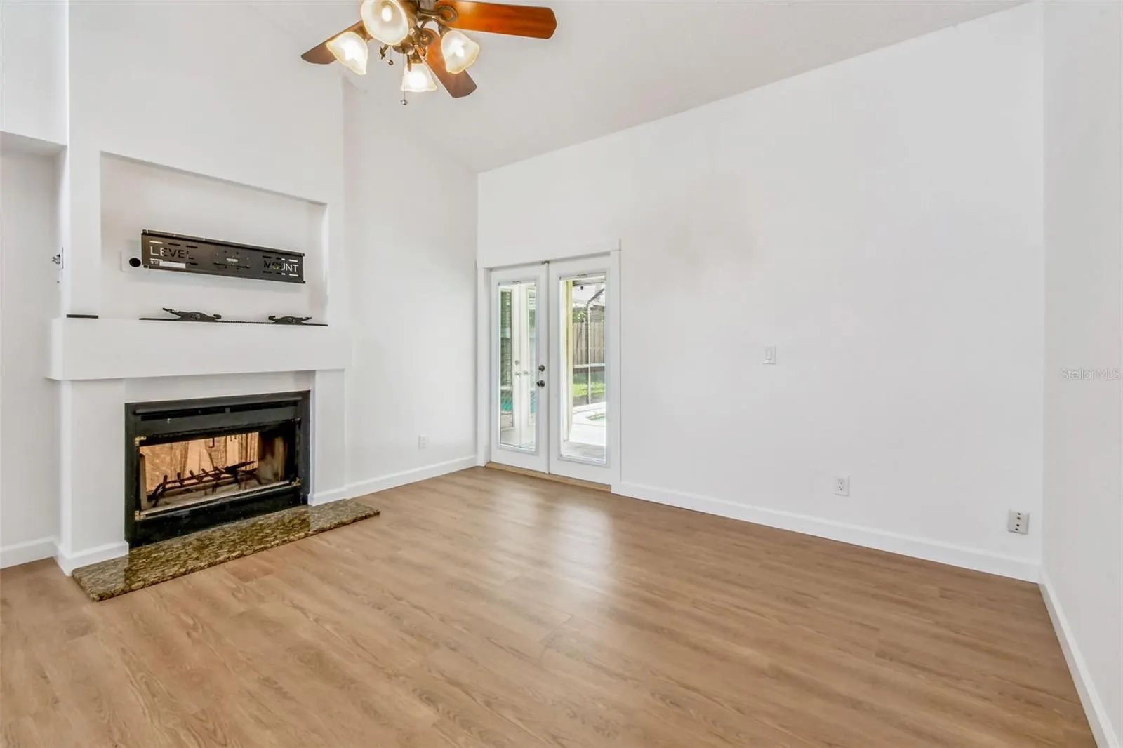 811 BLUEGRASS LN