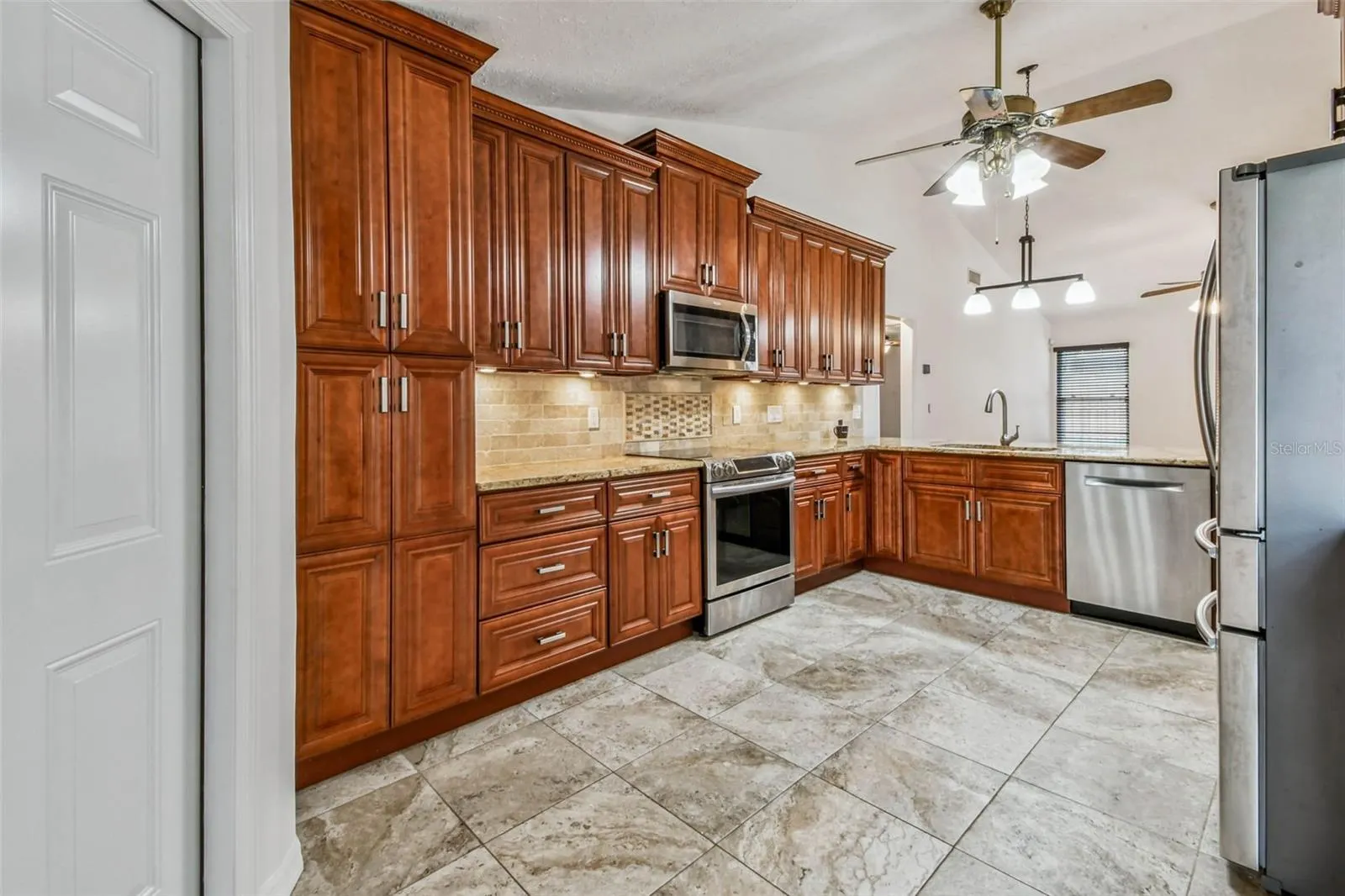 811 BLUEGRASS LN