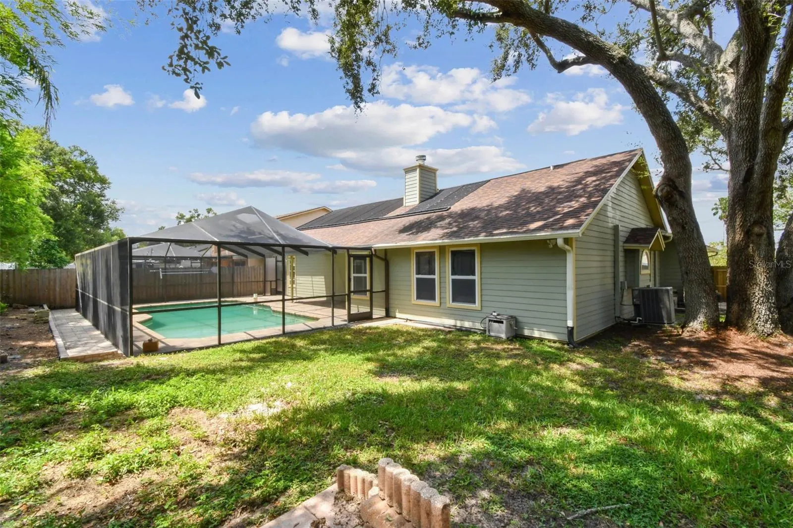 811 BLUEGRASS LN