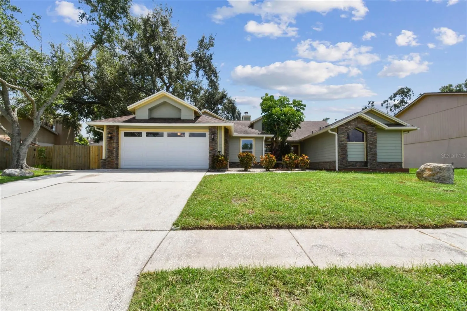811 BLUEGRASS LN
