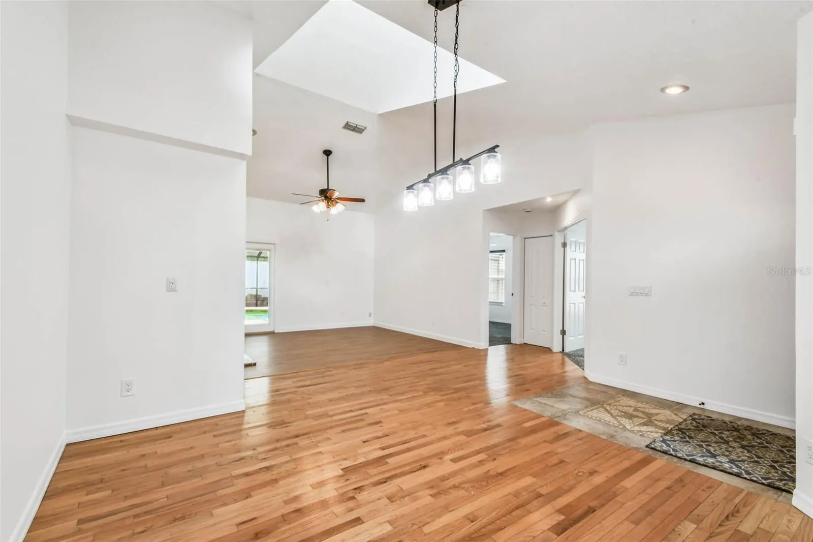 811 BLUEGRASS LN