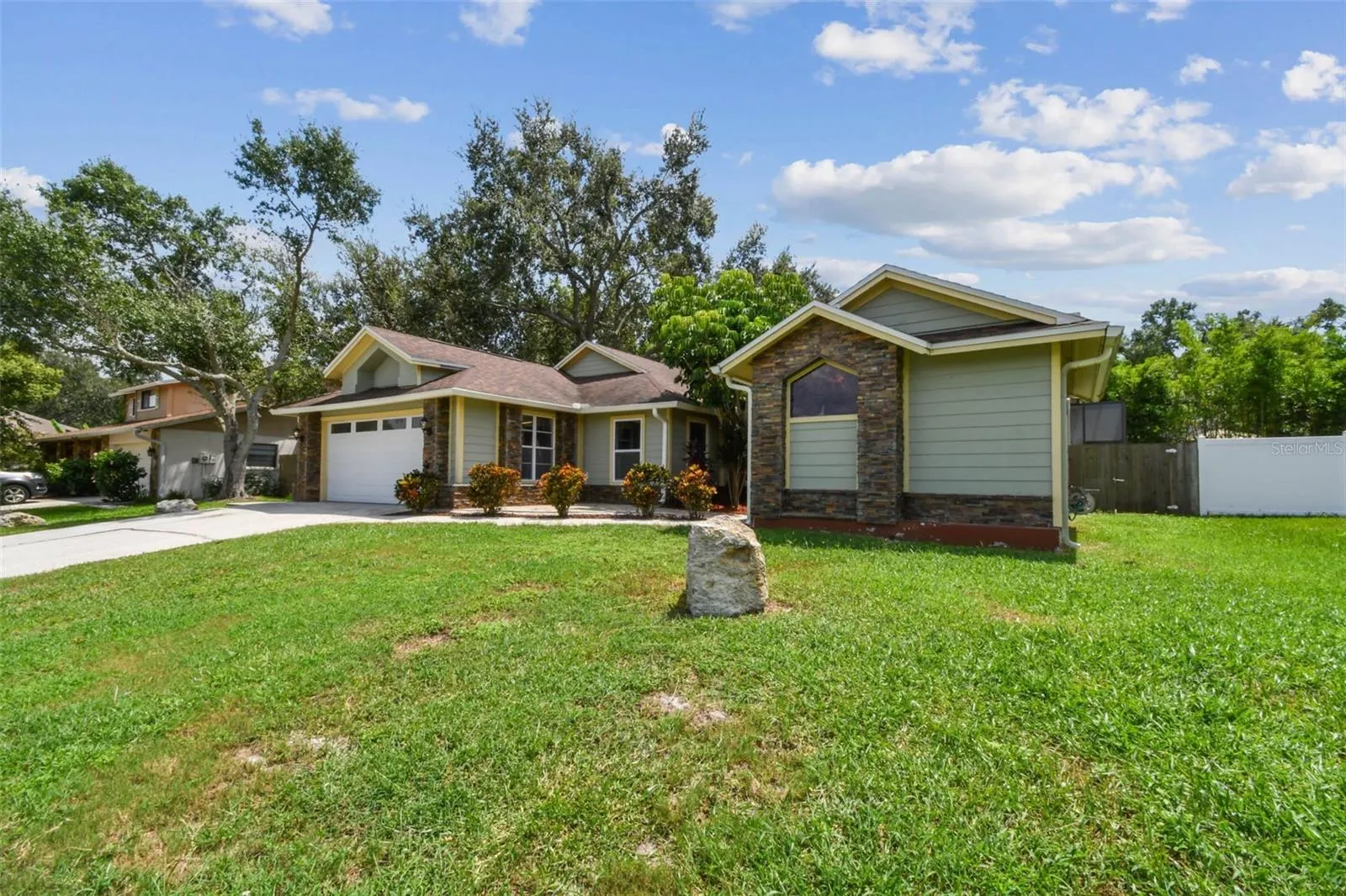 811 BLUEGRASS LN