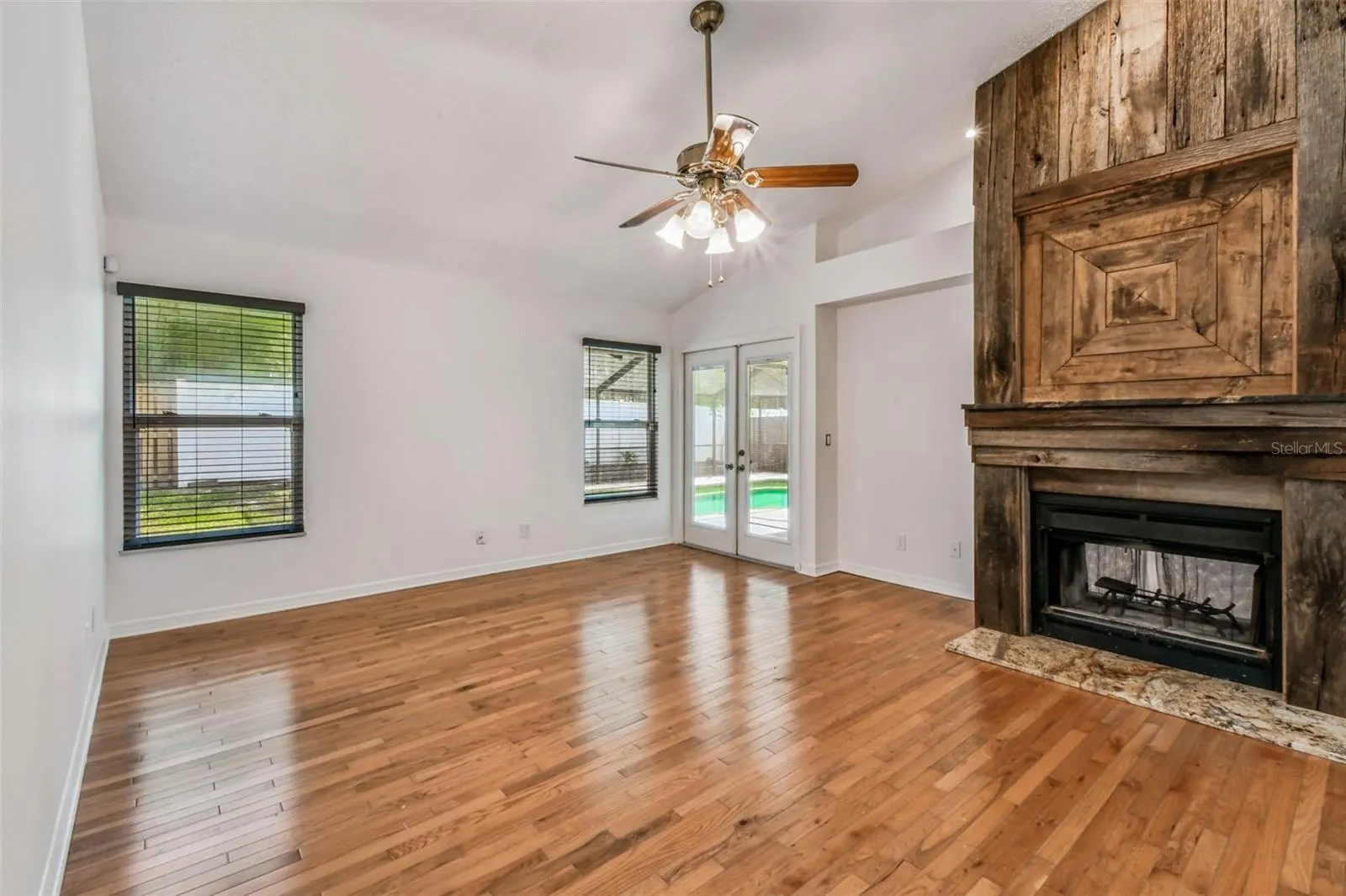 811 BLUEGRASS LN