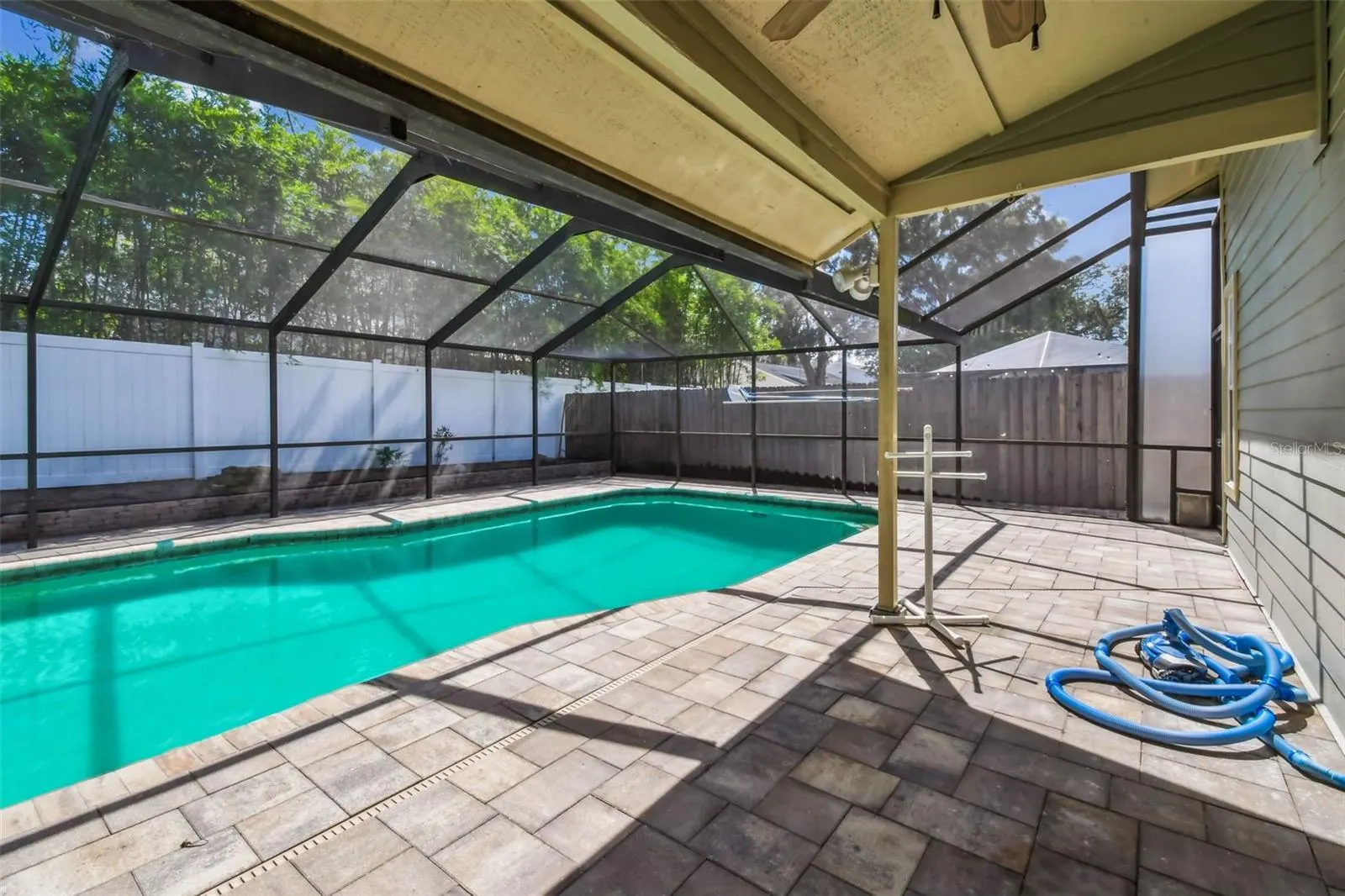811 BLUEGRASS LN