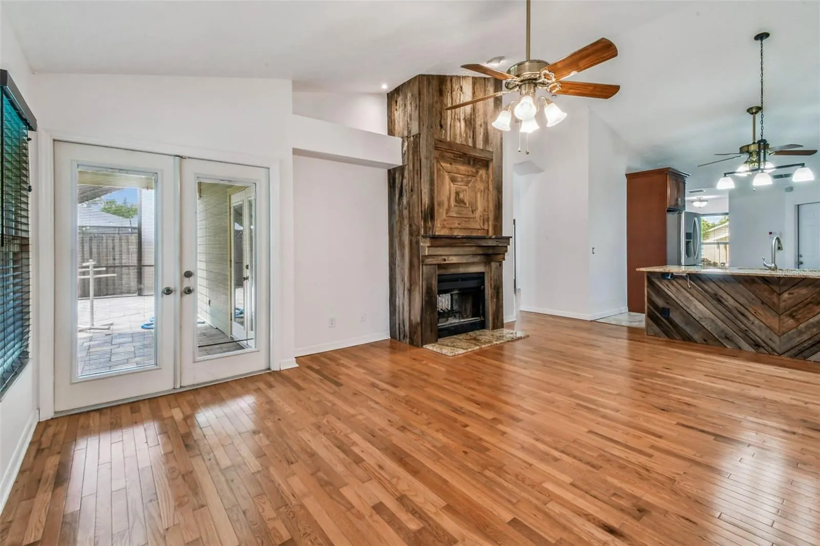 811 BLUEGRASS LN