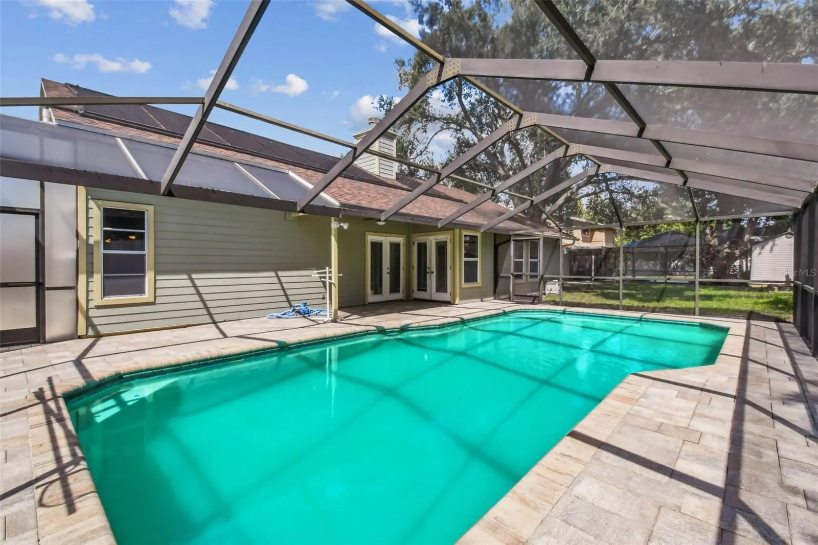811 BLUEGRASS LN