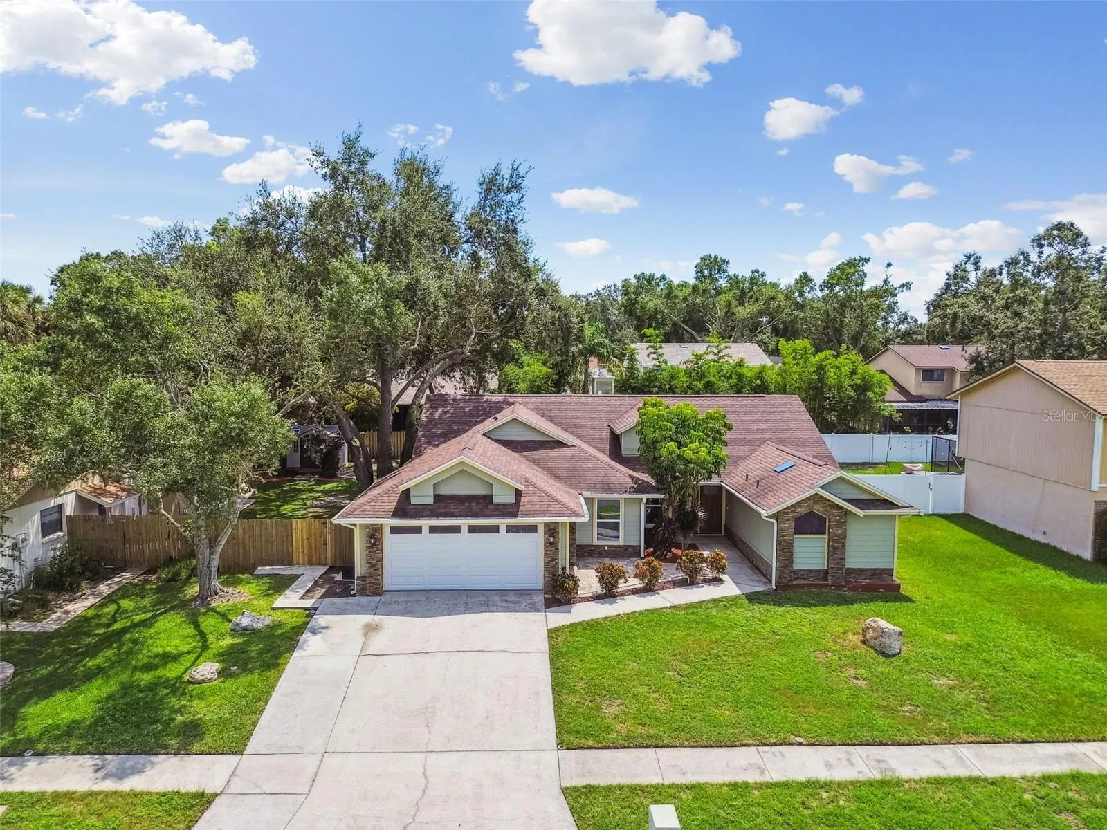 811 BLUEGRASS LN