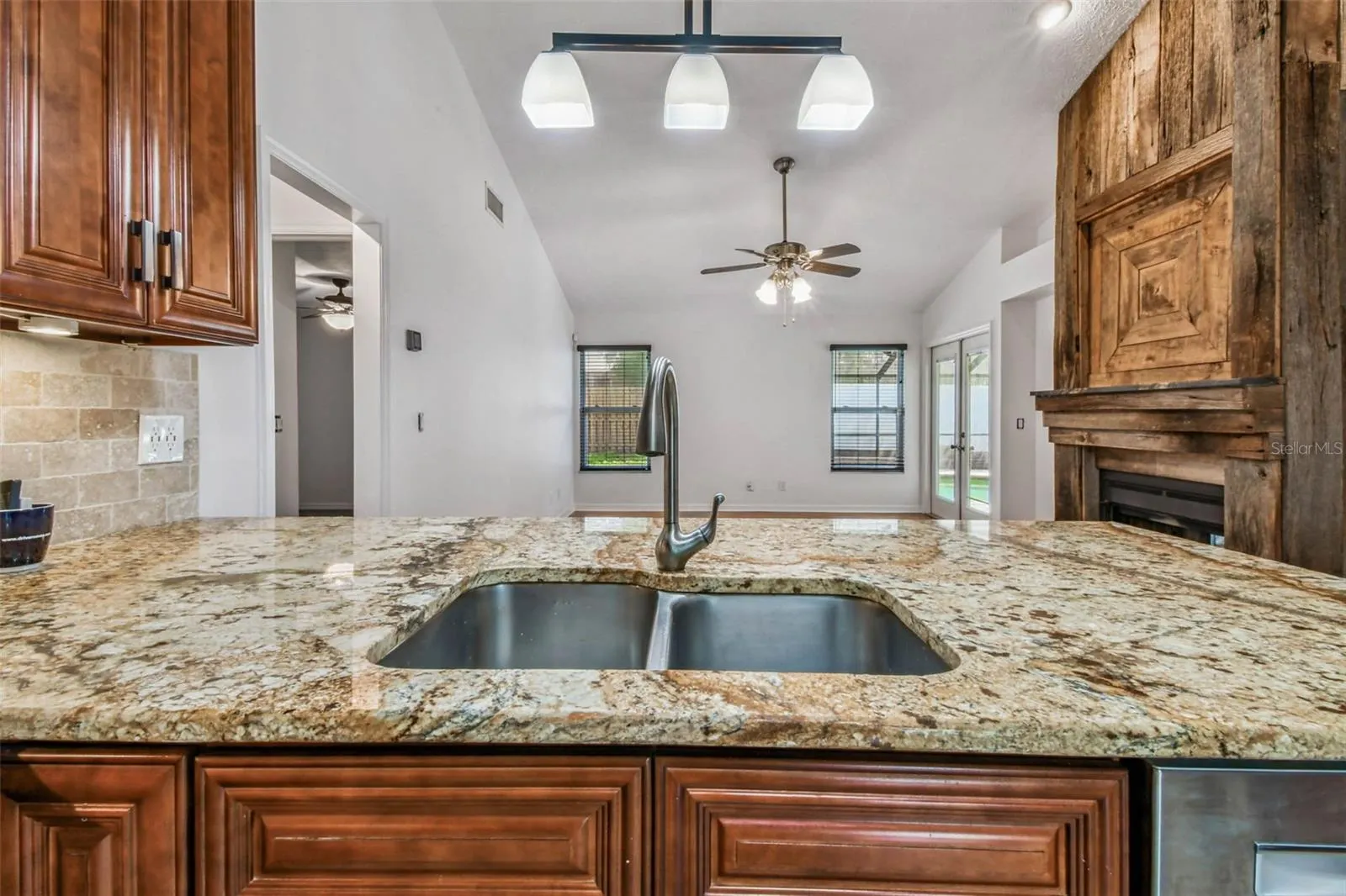 811 BLUEGRASS LN