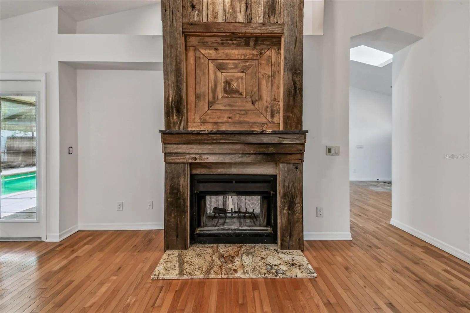 811 BLUEGRASS LN