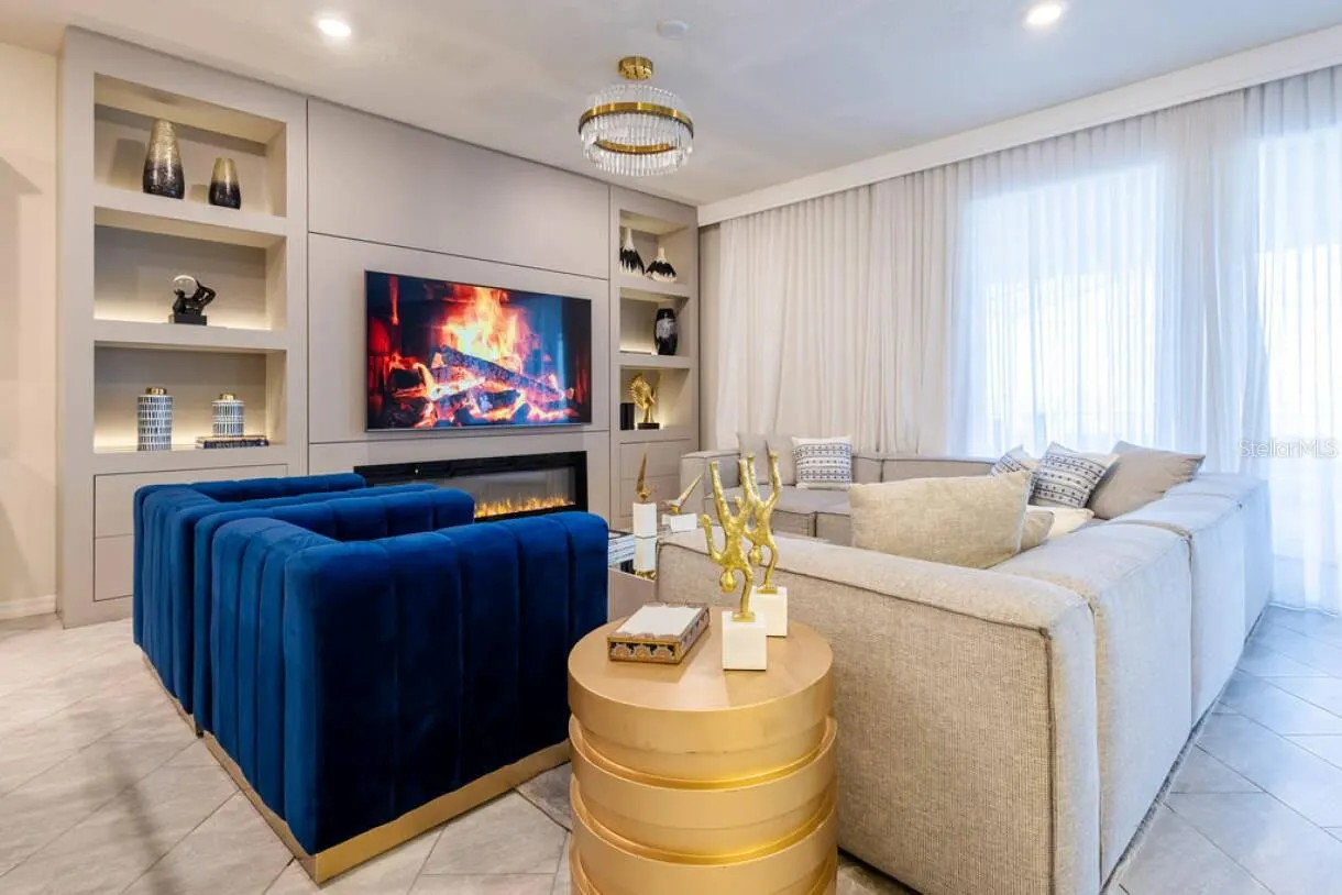 2106 LELANI CIR