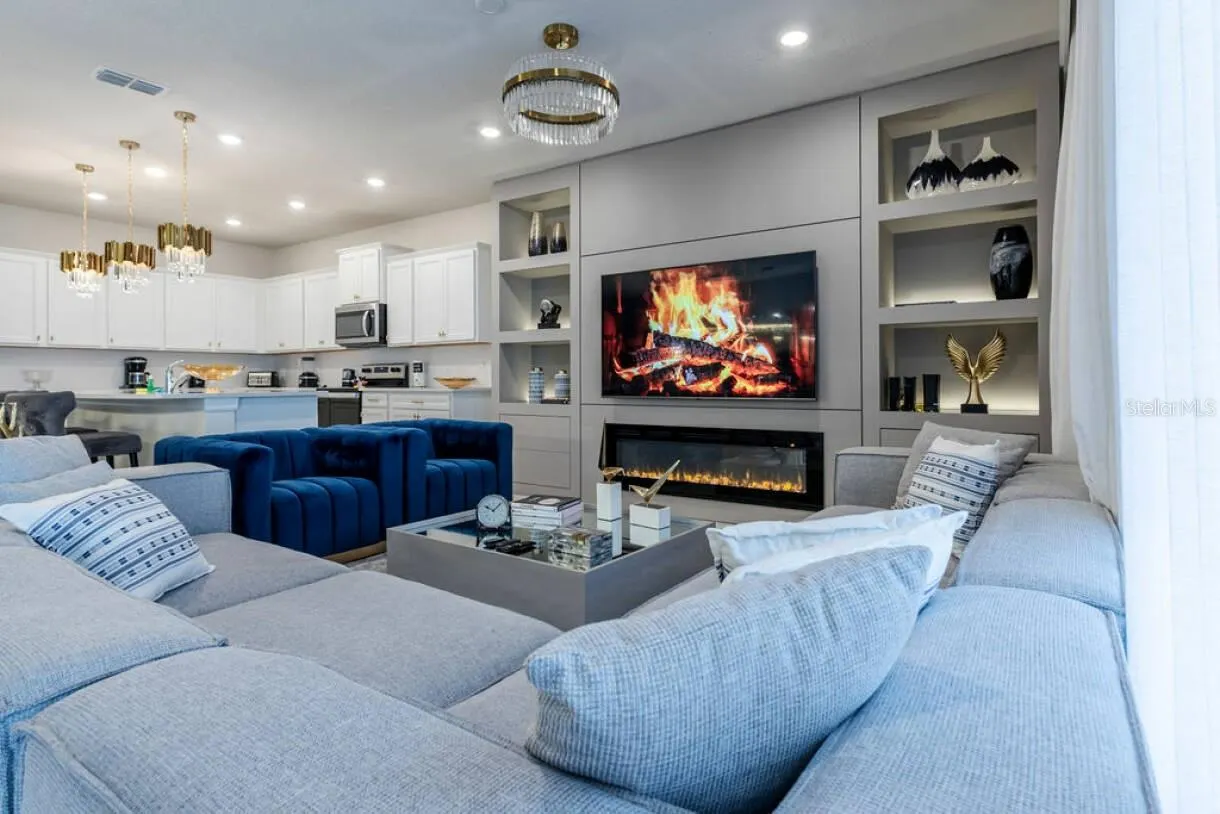 2106 LELANI CIR