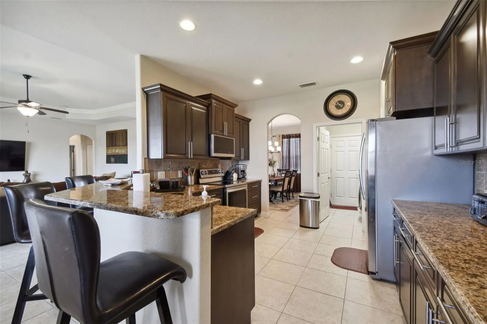 6841 BUSHNELL DR
