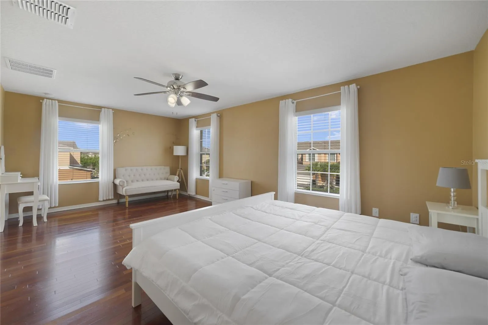3293 RODRICK CIR