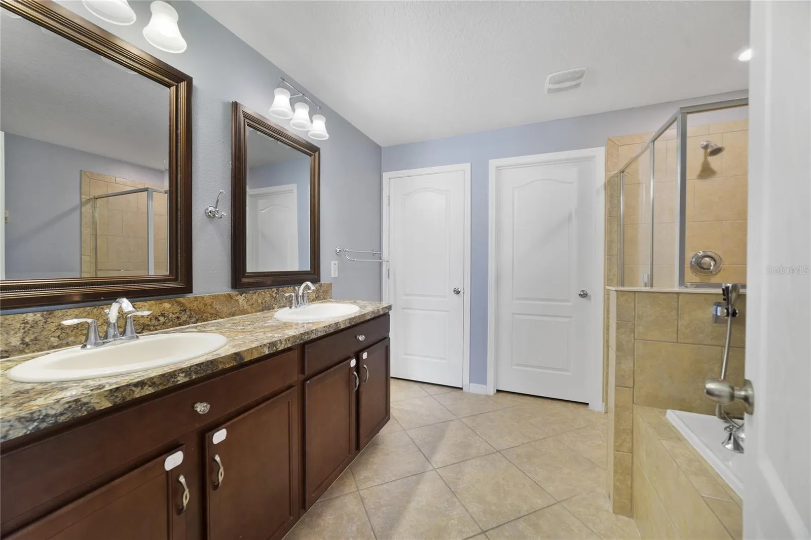 3293 RODRICK CIR