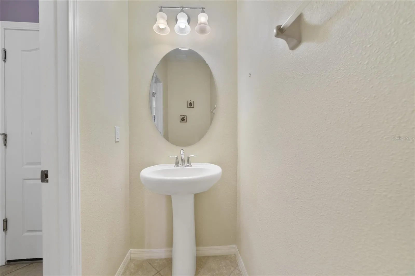 3293 RODRICK CIR