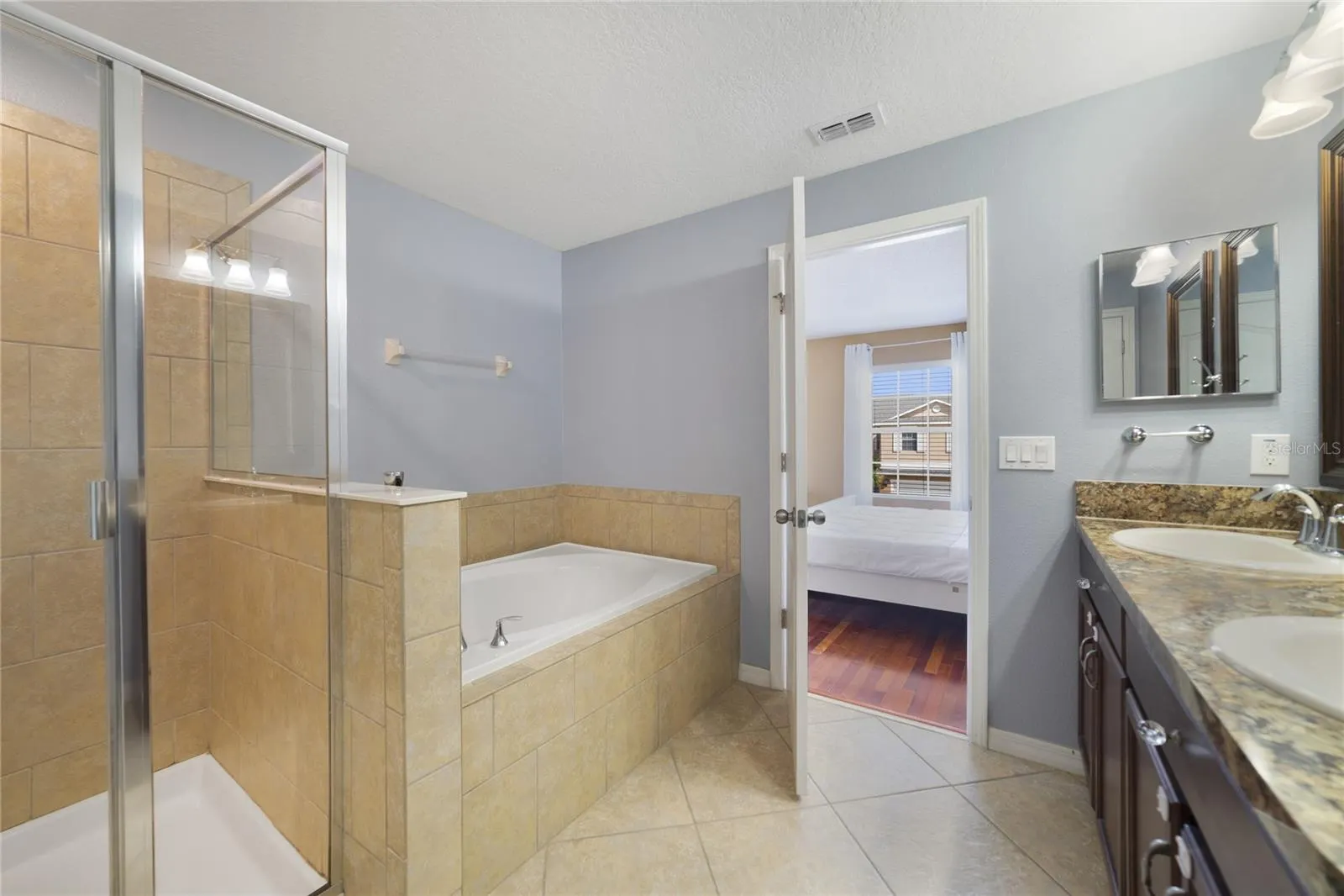 3293 RODRICK CIR