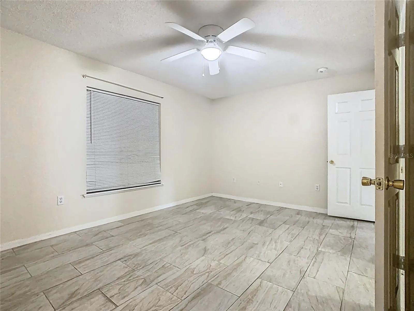 3952 WARBLER DR