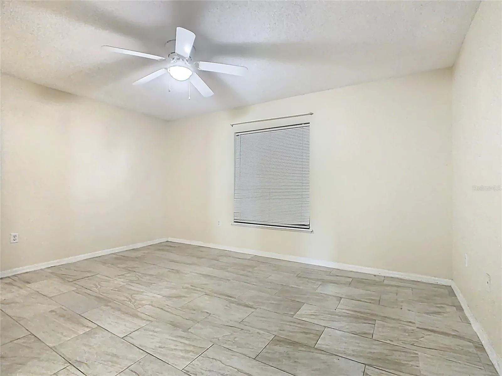3952 WARBLER DR