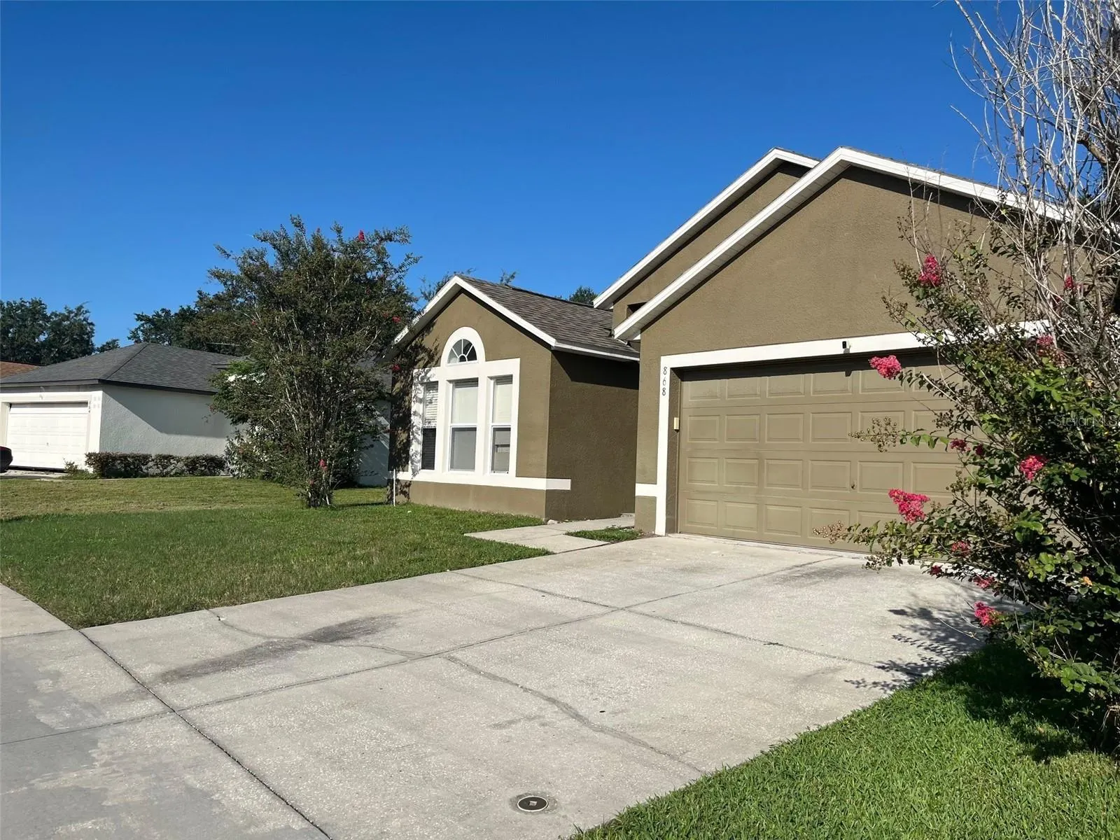 868 VANDERBILT DR