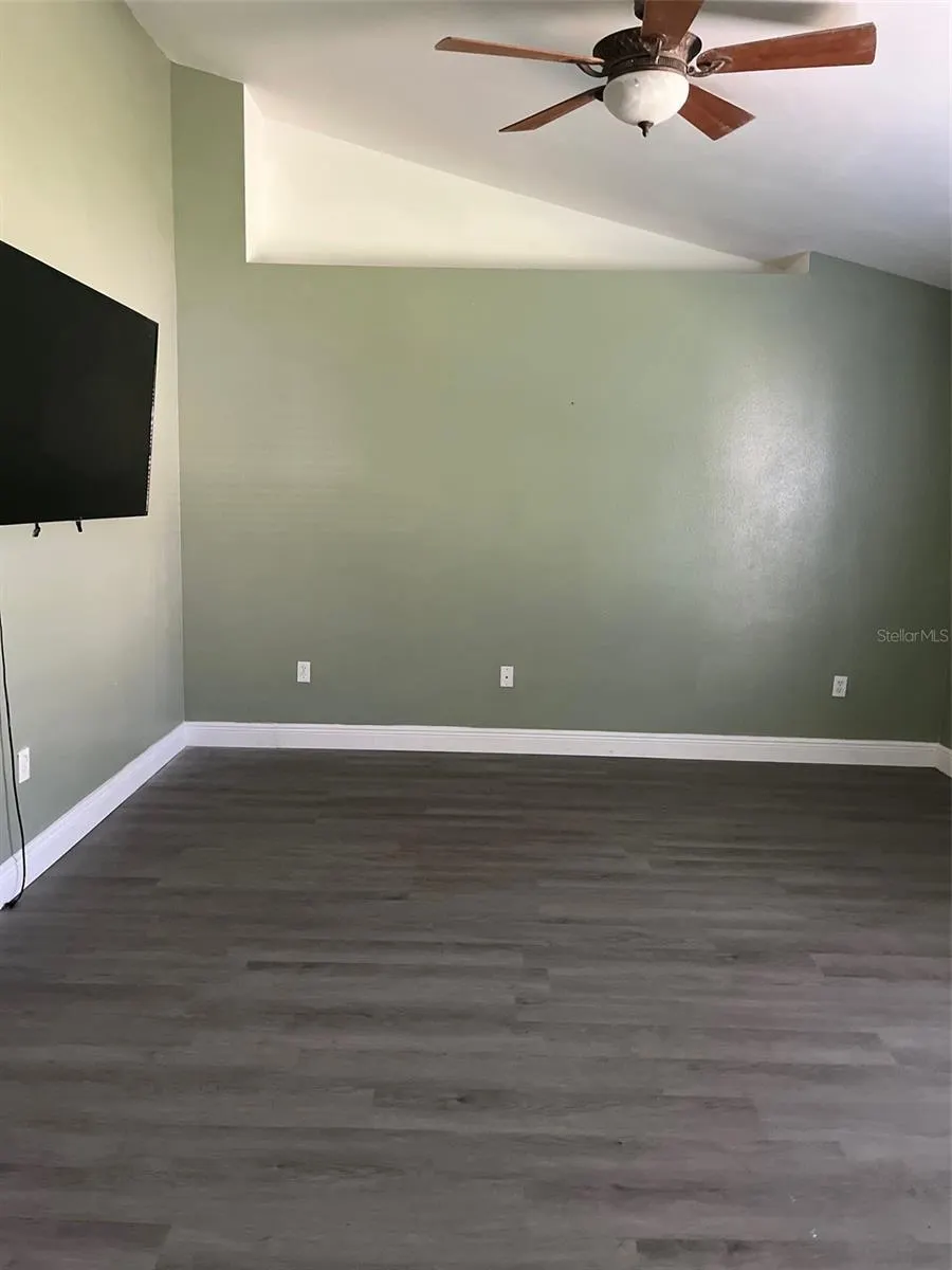 868 VANDERBILT DR