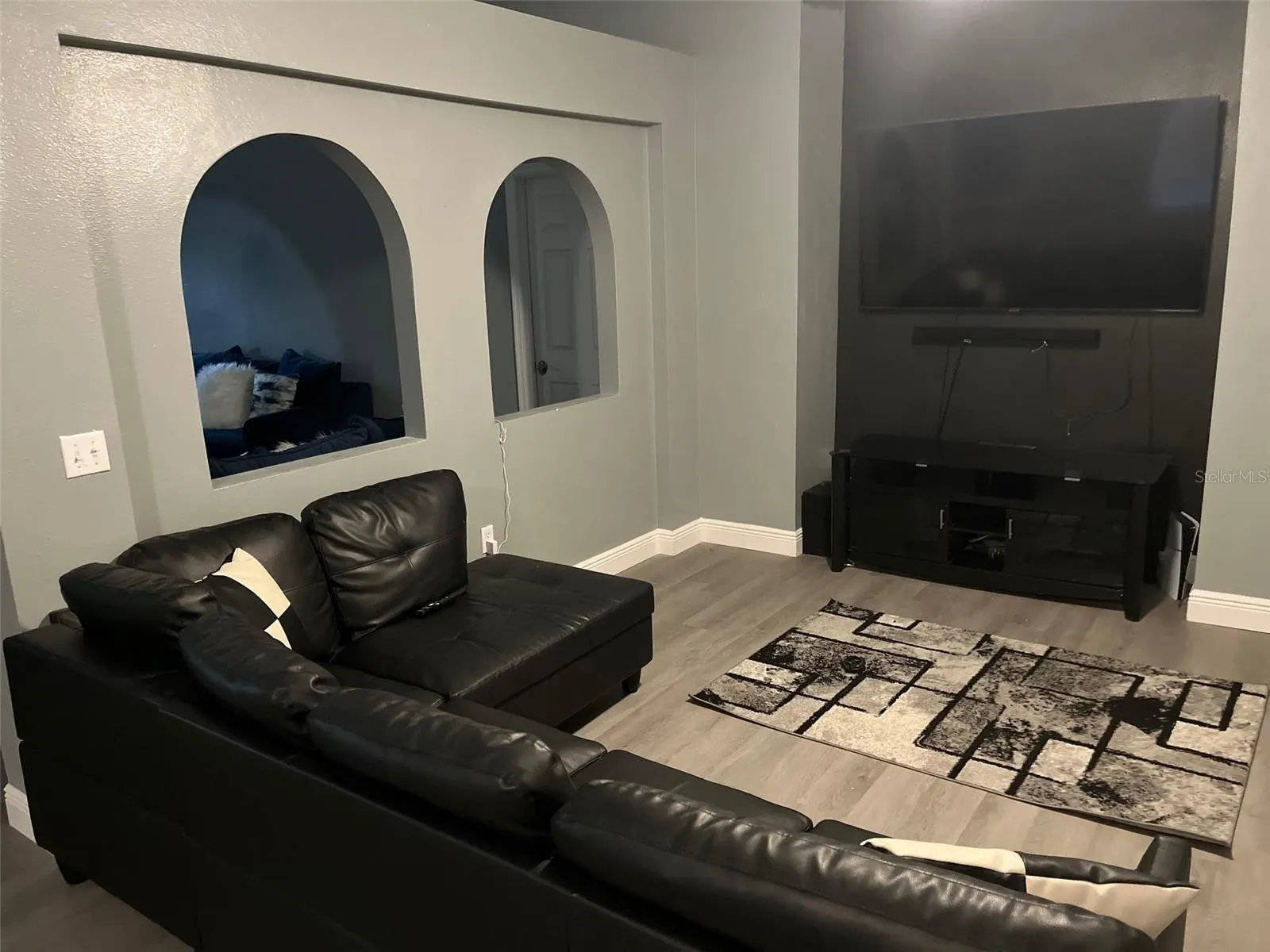 868 VANDERBILT DR