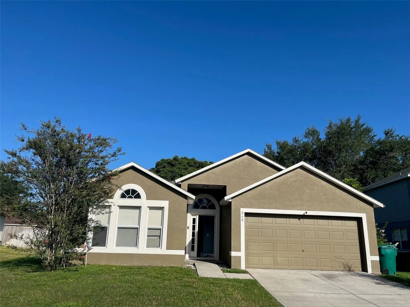868 VANDERBILT DR